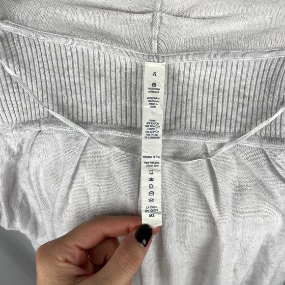 Lululemon Universal Wrap in Heathered White - Picture 10 of 10